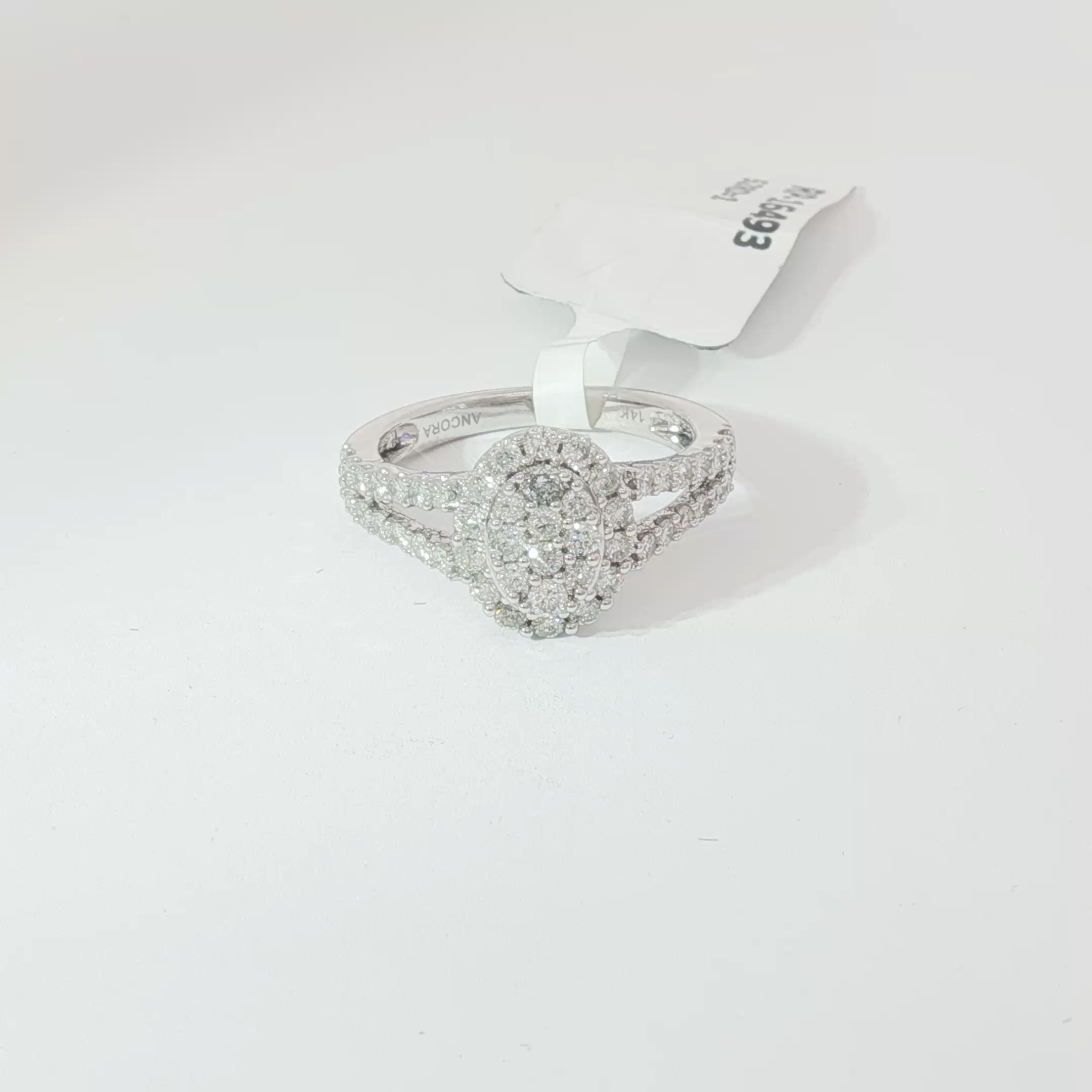 Oval halo ring