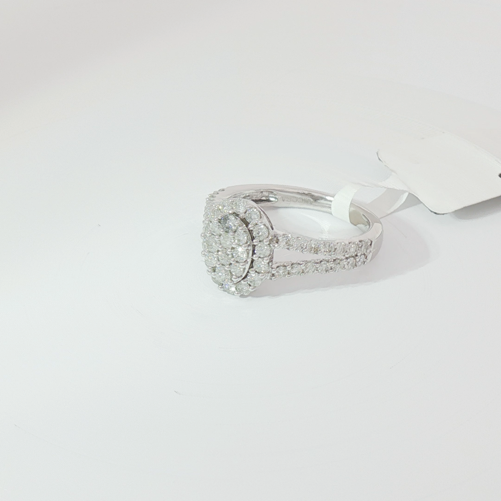 Oval halo ring