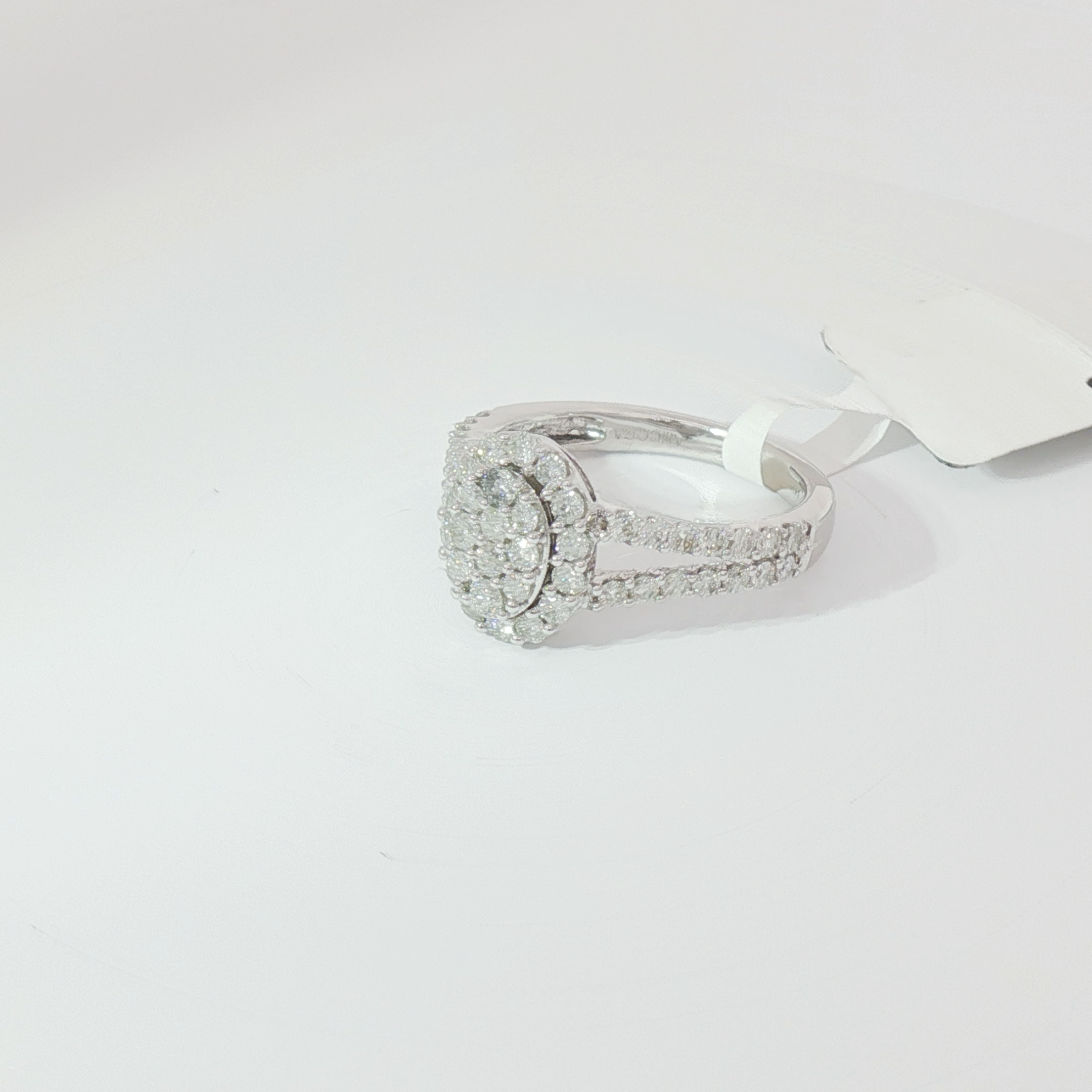 Oval halo ring