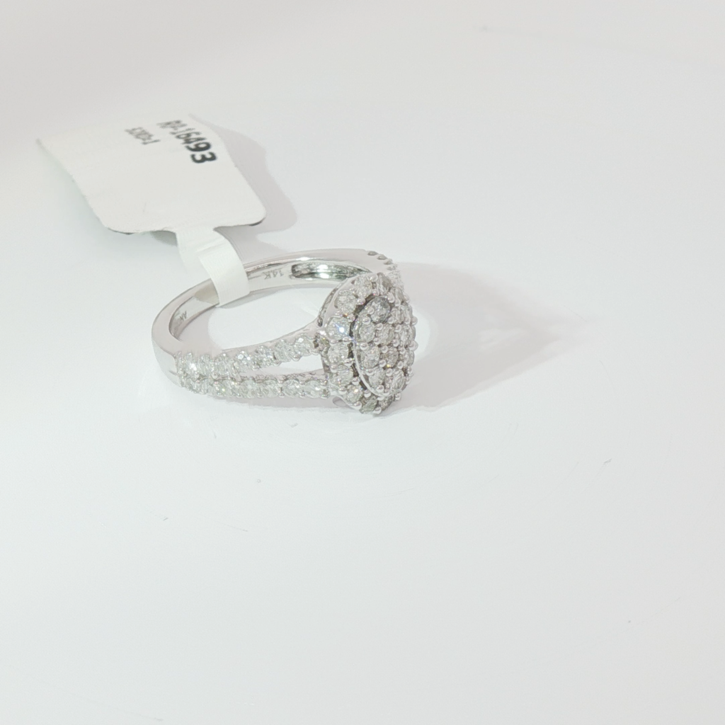 Oval halo ring