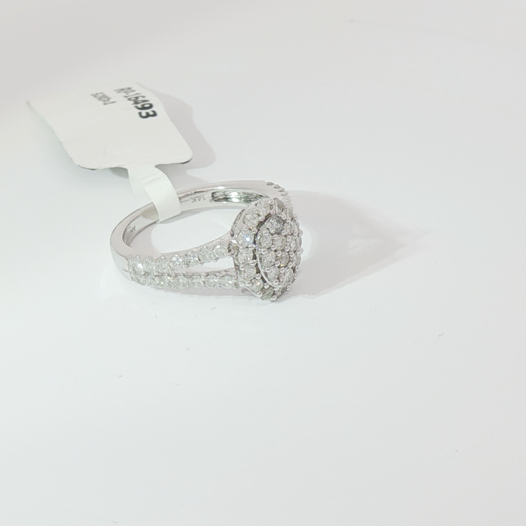Oval halo ring