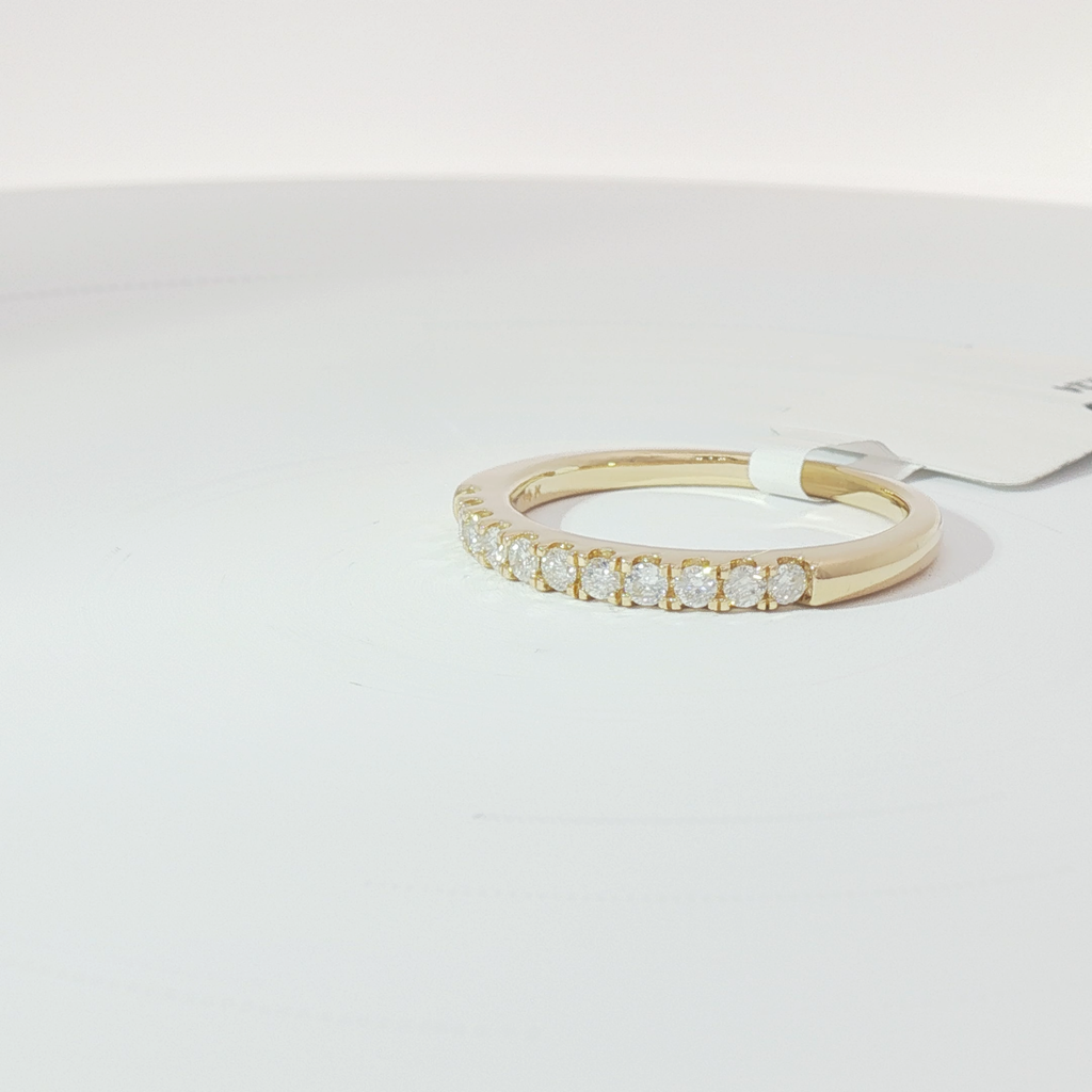 Single row diamond band