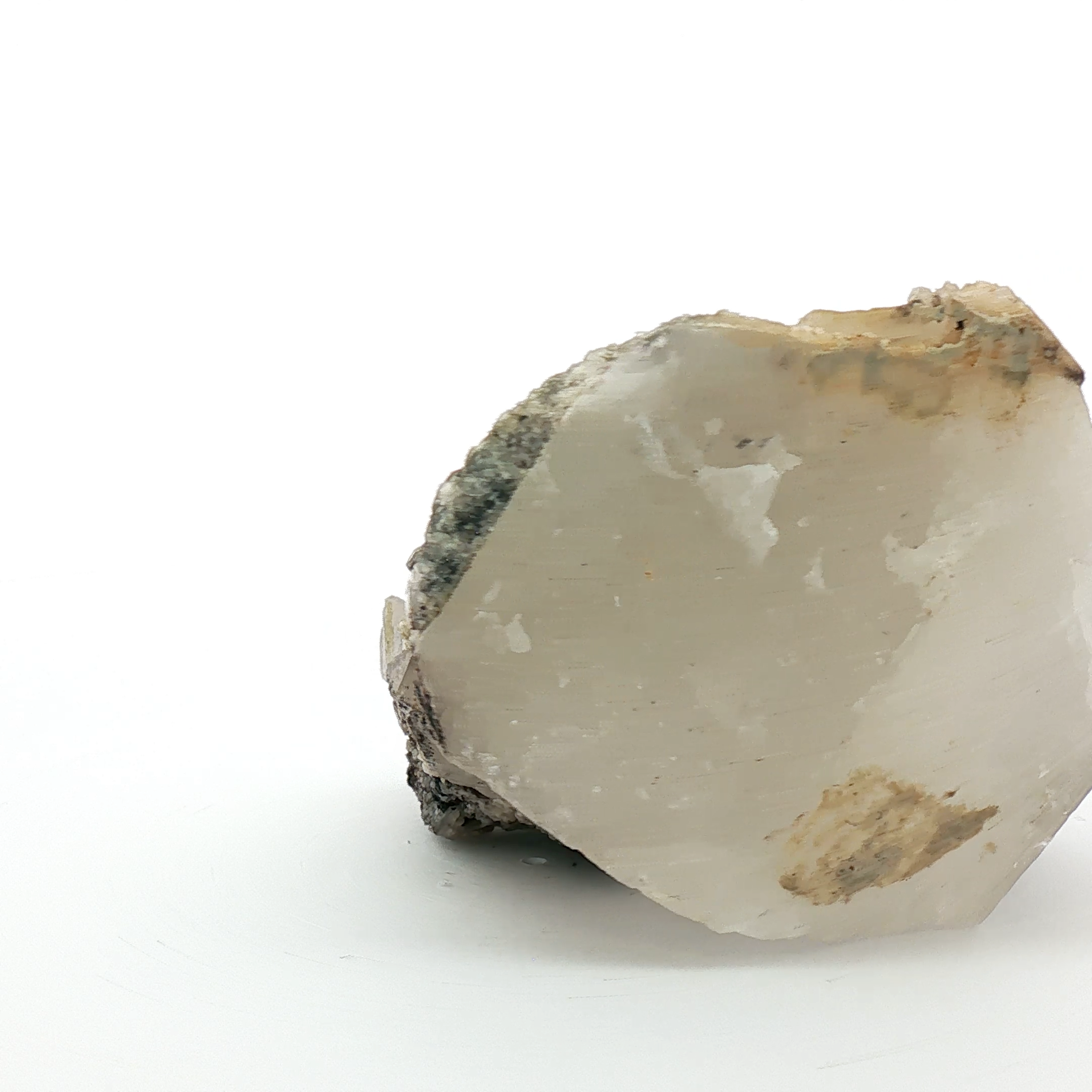 Wolframite, pyrite, calcite on quartz