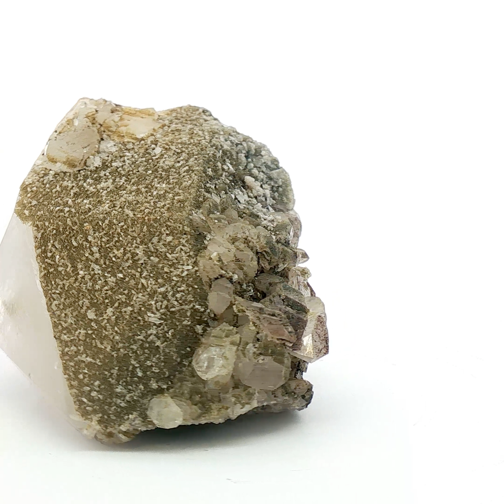 Wolframite, pyrite, calcite on quartz
